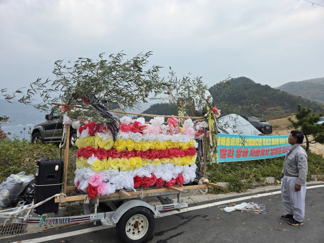 해녀협회가 쏠비치남해 인근에서 상여집회를 진행하고 있다. 해녀협회 제공