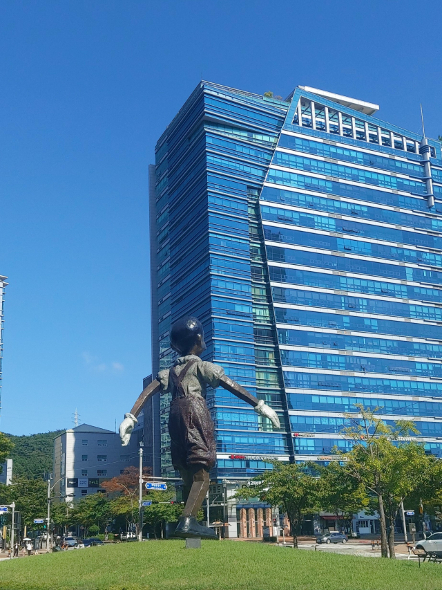 짐 다인, 희망으로 나아가는 소년, 브론즈, 670&times;437&times;930cm, 2013. 김경진 제공