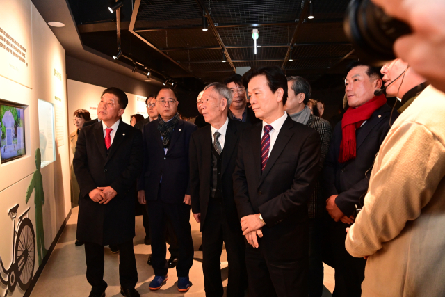 조규일 시장과 김장하 선생이 교육관을 둘러보고 있다. 김현우 기자