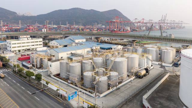 위에서부터 부산시청에서 판촉행사를 연 대선주조, 부산항에서 상차 중인 천일정기화물자동차, 한국쉘석유 회사 전경. 각 사 제공