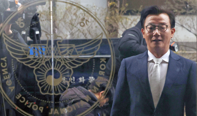 전재수 전 해양수산부 장관이 지난 19일 통일교 측으로부터 현금 등을 받은 혐의로 서울 서대문구 경찰청에 피의자 신분으로 출석하고 있다. 연합뉴스