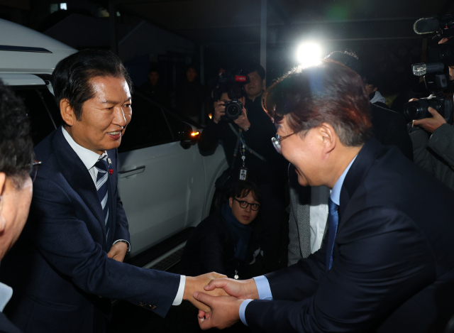 더불어민주당 정청래 대표가 성탄절 이브인 24일 오후 부산 동래구 아동복지시설인 새들원을 찾아 변성완 부산시당위원장과 인사하고 있다. 연합뉴스