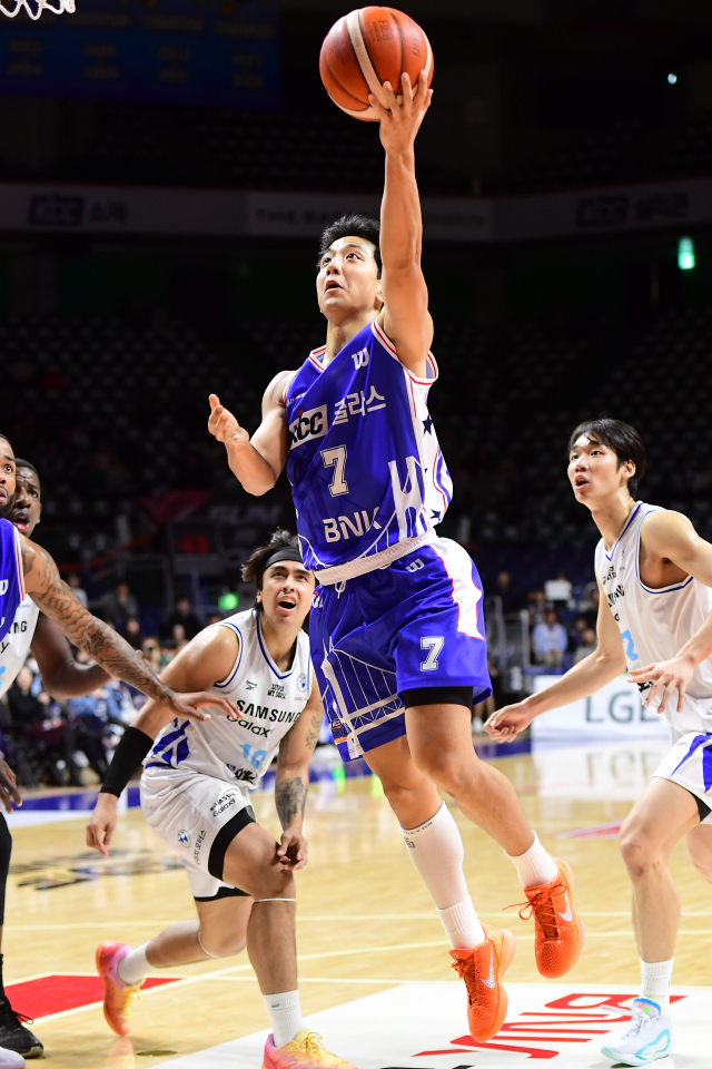 부산 KCC의 허훈이 지난 24일 부산 사직체육관에서 열린 서울 삼성과의 2025-2026 프로농구 홈 경기에서 득점을 올리고 있다. KBL 제공