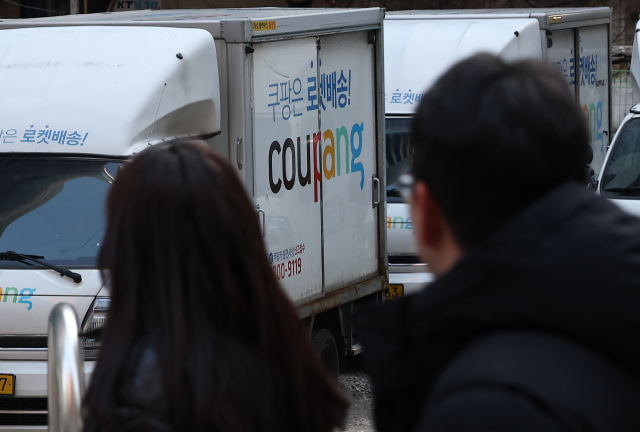 대통령실이 성탄절인 25일 오후 쿠팡의 대규모 개인정보 유출사태의 대책 마련을 위한 관계부처 장관급 회의를 연다. 이날 서울 시내 한 주차장에 쿠팡 배달 차량이 주차돼 있다. 연합뉴스