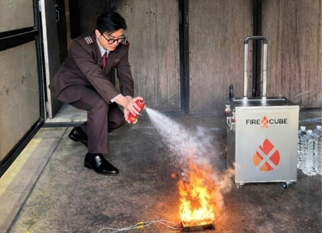 에스알은 지난 23일 열린 시험에서 리튬배터리 화재 발생상황을 모의 연출하고, 리튬배터리 전용 소화기와 이동식 소화수조 등 화재 대응 장비를 활용해 초기진화 및 확산방지 성능을 중점적으로 점검했다. 에스알 제공