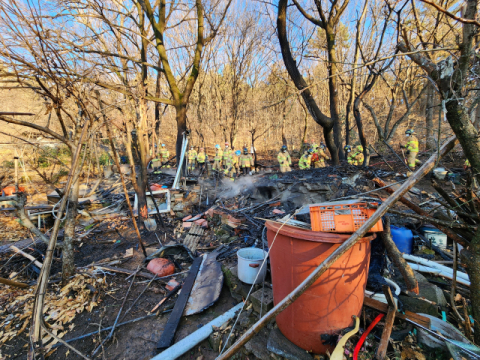 금정산 자락 ‘농막 화재’로 헬기 4대 투입… 인명피해 없어(종합)