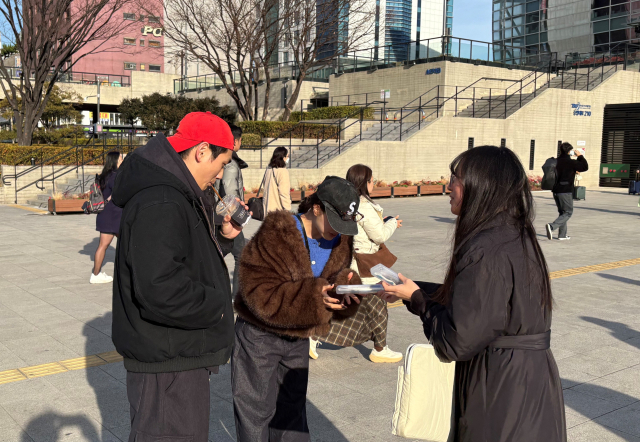 한국수산자원공단 감사법무실은 지난 22일 부산역 일대에서 ‘대국민 갑질 근절 캠페인’을 실시했다고 26일 밝혔다. 수산자원공단 제공