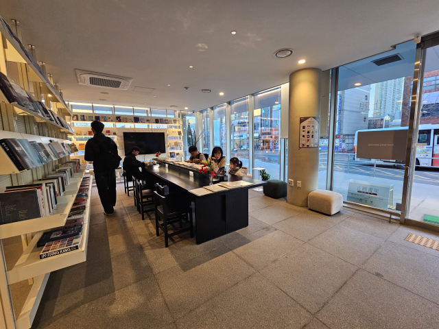 울산시립미술관 지관서가는 도심 대로변에 있어 창을 사이로 밖은 차들이 바쁘게 지나가고 안은 여유롭게 책 읽는 사람을 볼 수 있다. 김효정 기자