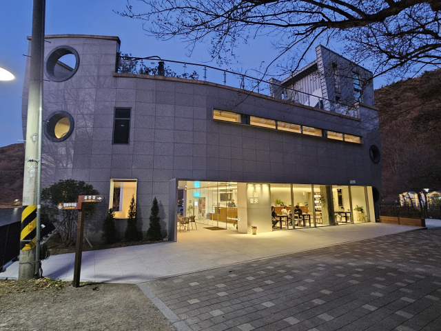 박상진호수공원 지관서가는 밤 풍경도 색다른 매력이 있다. 김효정 기자