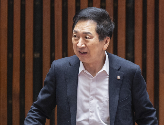 국민의힘 김기현 의원이 22일 국회에서 열린 의원 총회에 입장하고 있다. 김 의원은 이날 김건희 특검에 명품 가방 전달 관련 피의자로 소환됐다. 연합뉴스