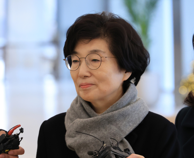 국민의힘 김기현 의원 부인 이 씨가 27일 김건희 여사의 '로저비비에 클러치백 수수 의혹'을 수사하는 서울 종로구 KT 광화문빌딩 웨스트에 있는 민중기 특별검사팀에 2차 소환되고 있다. 연합뉴스