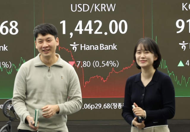 26일 서울 중구 하나은행 딜링룸에서 딜러들이 대화하고 있다. 이날 원달러 환율은 9.5원 내린 1440.3원 거래를 마감했다. 연합뉴스