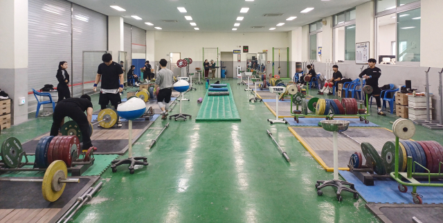 고성군이 2013년 10억 원을 들여 조성한 역도 전용 웜업장. 이 시설 덕분에 선수들은 실전과 동일한 환경에서 최상의 컨디션을 유지할 수 있게 됐다. 고성군 제공