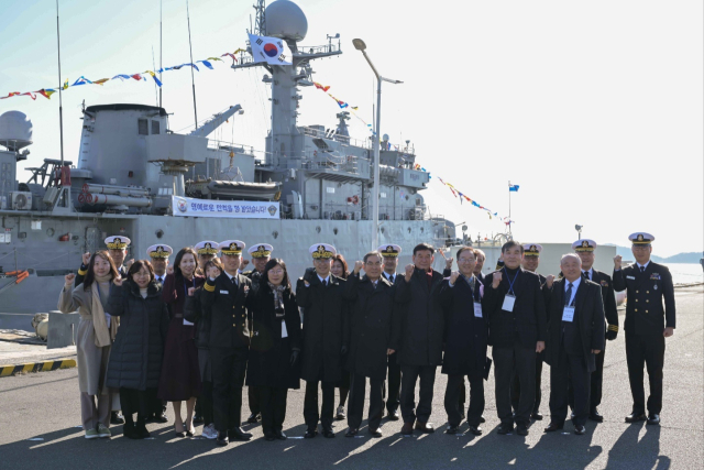 국산 초계함인 ‘광명함(PCC·1000t급)’이 36년간의 대한민국 해양 수호 임무를 완수하고 오는 31일 전역한다. 지난 26일 진해해군기지에서 열린 광명함 전역식에서 김경률(가운데) 해군작전사령관을 비롯한 광명함 역대 함장과 승조원 등이 기념 촬영을 하고 있다. 해군 제공