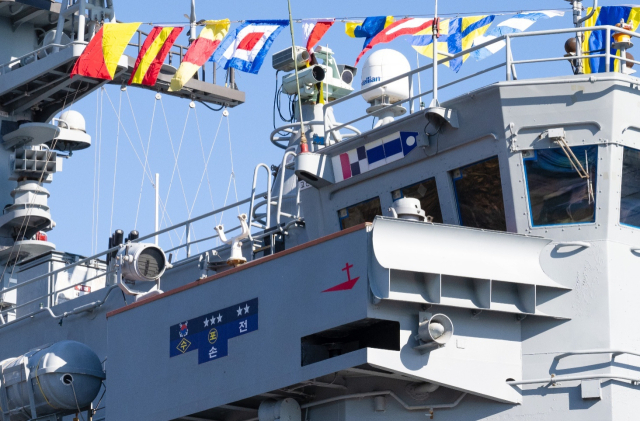 국산 초계함인 ‘광명함(PCC·1000t급)’이 36년간의 대한민국 해양 수호 임무를 완수하고 오는 31일 전역한다. 2017년 해군 포술 최우수 전투함인 탑건(Top Gun)함으로 선발된 광명함의 측방 함교(Wing Bridge)에 '포' 마크가 새겨져 있다. 해군 제공