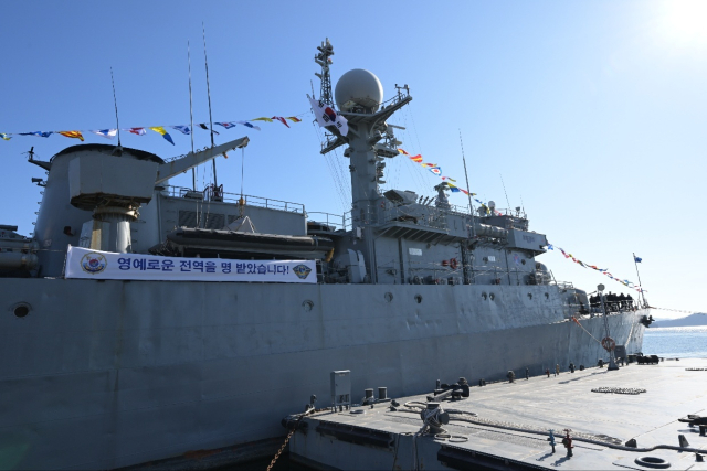 국산 초계함인 ‘광명함(PCC·1000t급)’이 36년간의 대한민국 해양 수호 임무를 완수하고 오는 31일 전역한다. 지난 26일 진해해군기지에서 열린 전역식 참여를 위해 진해 군항에 정박하고 있는 광명함. 해군 제공