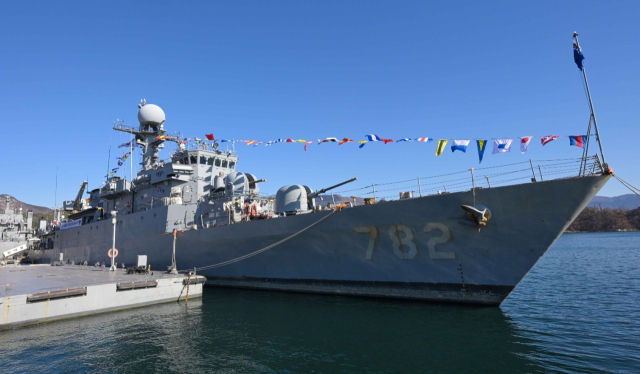 국산 초계함인 ‘광명함(PCC·1000t급)’이 36년간의 대한민국 해양 수호 임무를 완수하고 오는 31일 전역한다. 지난 26일 진해해군기지에서 열린 전역식 참여를 위해 진해 군항에 정박하고 있는 광명함. 해군 제공