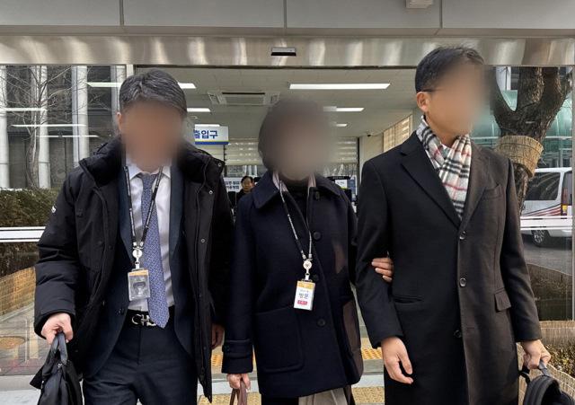 한학자 통일교 총재의 최측근으로 알려진 정원주(가운데) 전 비서실장이 28일 서울 서대문구 경찰청에 재소환되고 있다. 통일교의 정치권 로비 의혹을 수사 중인 경찰은 정 씨를 피의자로 전환해 이날 소환 조사했다. 연합뉴스