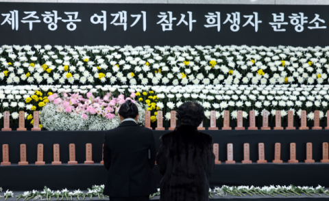 여전히 멈춘 무안공항… 진상 규명도 공항 정상화도 ‘먼 길’