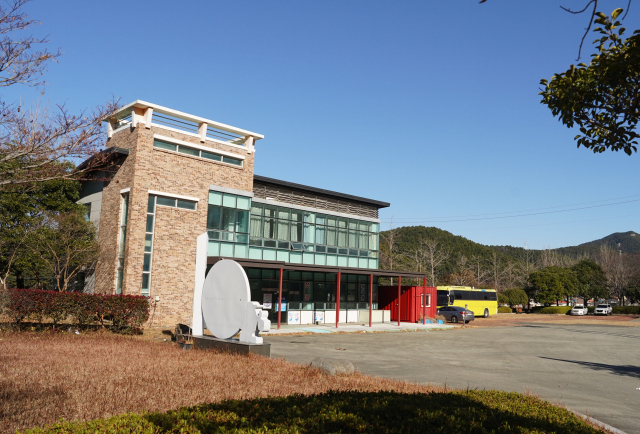 거제와 통영을 잇는 신거제대교 인근에 건립된 거제농수특산물직판장. 입지 논란 속에 2009년 개장 했지만, 수차례 위탁 운영이 실패하다 2023년 10월 영업중단 이후 방치되고 있다. 독자 제공