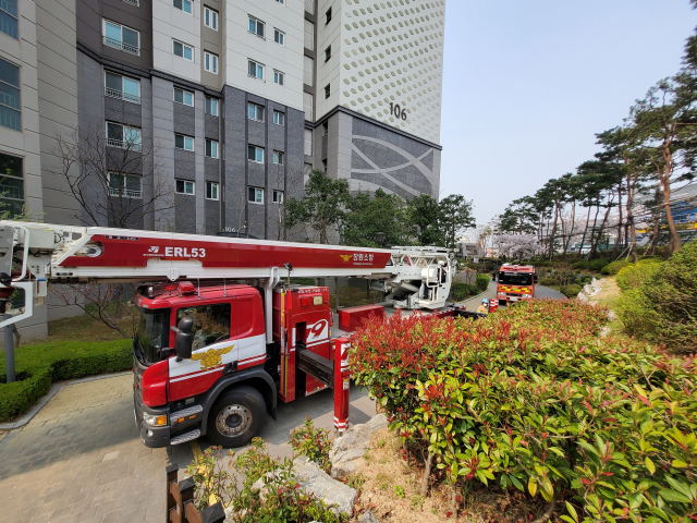 창원소방본부가 공공주택 신속 출입 시스템인 ‘119패스카드’를 만들어 내년 상반기 중 현장 활용에 나선다. 신고를 받고 출동한 소방차가 경남 창원시 한 아파트 단지에 정차돼 있다. 창원소방본부 제공