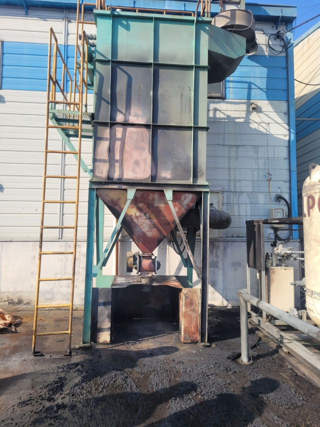 29일 낮 울산시 울주군 웅촌면 고연리의 한 공장에서 불이 나 불순물 처리 설비가 검게 그을려 있다. 이날 화재로 현장에 있던 20대 근로자 1명이 중상을 입었다. 울산소방본부 제공