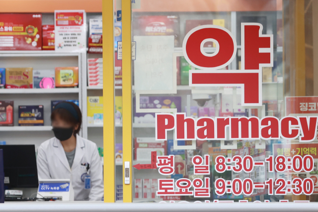 연말 연초 병원가기 상황에서 아이가 갑자기 열이 날 경우 해열제를 먹이는 방법을 숙지하면 좋다. 한 약국에서 약사가 업무를 보는 모습. 연합뉴스