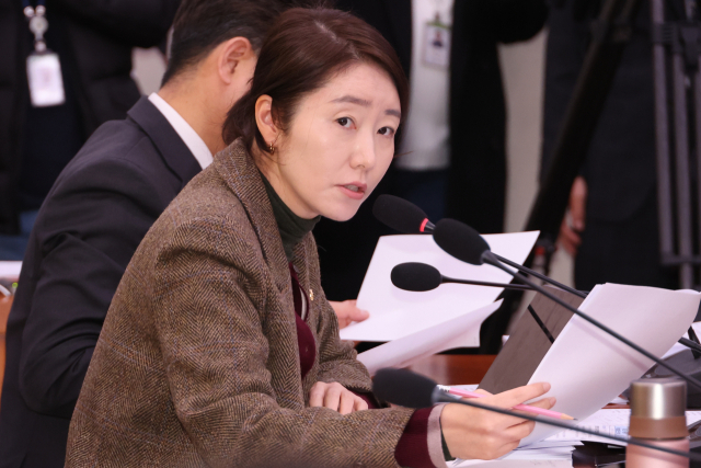 더불어민주당 강선우 의원이 28일 서울 여의도 국회에서 열린 외교통일위원회 전체회의에서 한국인 관광객의 라오스 아동 성매매 실태 관련 정부 대응과 관련해 조현 외교부 장관에게 질의하고 있다. 연합뉴스