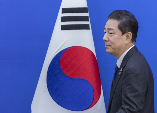 더불어민주당 김병기 원내대표가 30일 국회에서 열린 민주당 원내대책회의에서 본인 의혹 관련해 사퇴 의사를 밝힌 뒤 회견장을 떠나고 있다. 연합뉴스