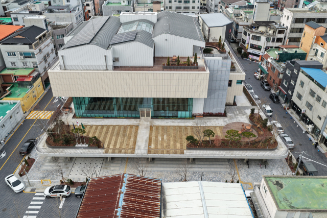 옛 영남백화점이 ‘성북동 아동·복지센터’로 재탄생했다. 김현우 기자