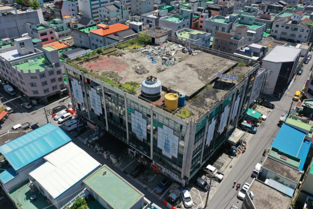 성북동 아동·복지센터 조성 이전 옛 영남백화점 모습. 운영 중단과 화재 등을 겪으며 흉물로 방치됐다. 김현우 기자