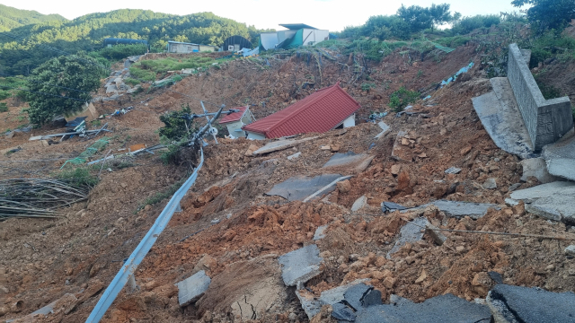 경남 산청군 생비량면 상능마을 모습. 지난 7월 수해 이후 땅밀림 현상이 이어지자 마을 전체 이주가 결정된 상태다. 김현우 기자