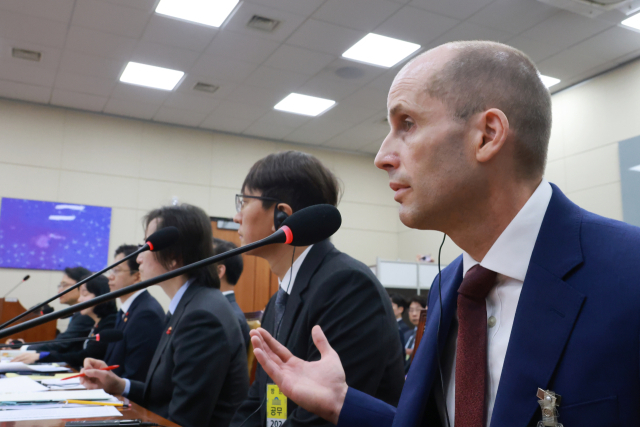 30일 국회에서 열린 쿠팡 침해사고 및 개인정보 유출, 불공정 거래, 노동환경 실태 파악과 재발 방지 대책 마련을 위한 청문회에서 해롤드 로저스 쿠팡 대표이사가 의원 질의에 답하고 있다. 왼쪽은 박대준 전 쿠팡 대표. 연합뉴스