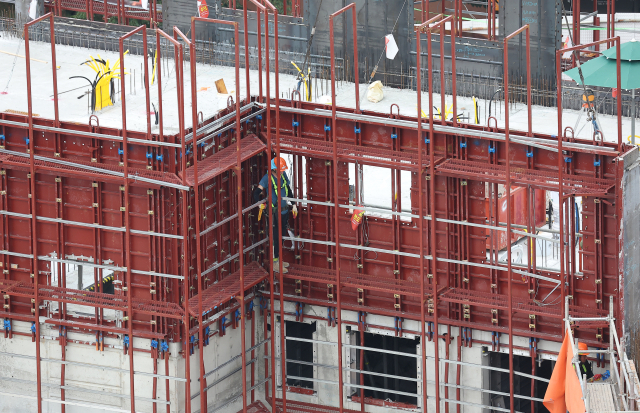 서울 시내 한 건설 현장에서 작업자들이 작업을 하고 있다. 연합뉴스