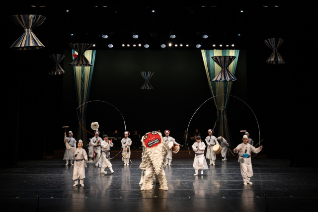 예인집단 아라한의 ‘대단한 놀이판: 오늘의 광대’ 공연 모습. 국립부산국악원 제공