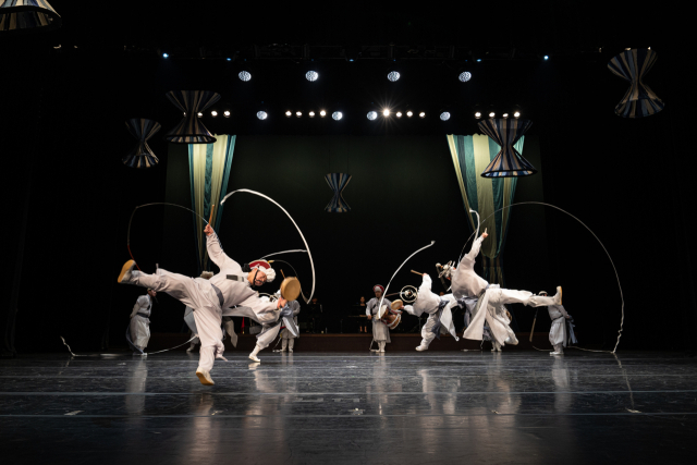 예인집단 아라한의 ‘대단한 놀이판: 오늘의 광대’ 공연 모습. 국립부산국악원 제공