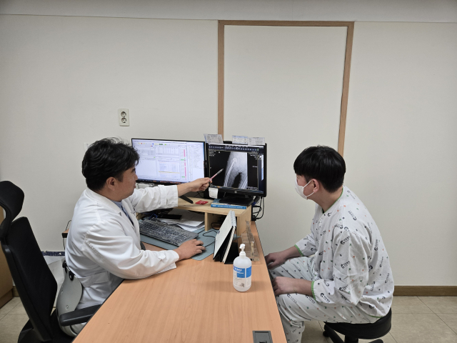 노년층은 골밀도가 감소돼 가벼운 낙상에도 고관절 골절이나 척추 압박골절, 손목 골절 등 심각한 손상으로 이어질 우려가 크다. 인창요양병원 재활의학과 김영동 과장은 