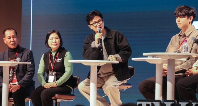 국민의힘 한동훈 전 대표가 21일 경기도 고양시 킨텍스에서 연 토크콘서트에서 참가자들과 대화하고 있다. 연합뉴스