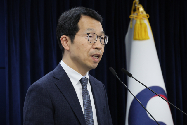 김태현 의사인력수급추계위원장이 30일 서울 종로구 정부서울청사에서 제12차 의사인력 수급추계위원회 회의 결과를 발표하고 있다. 연합뉴스