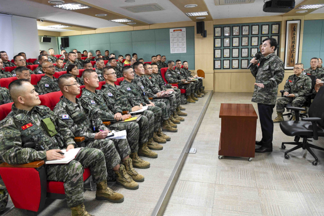 26일 해병대 1사단을 방문한 안규백 국방부 장관이 주요 직위자를 대상으로 격려사를 하고 있다. 연합뉴스