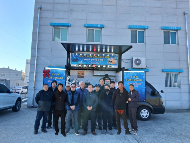 30일 삼천포항 일원에서 연말연시를 맞아 지역 주민과 외국인 선원 간의 화합과 상생을 도모하기 위한 ‘에너지 충전 및 텐션 가득’ 행사가 열렸다. 경남해상노동조합 제공