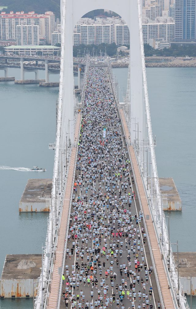 부산시가 러너지원공간을 비롯한 러너를 위한 인프라를 확충한다. 사진은 ‘2025 성우하이텍 부산바다마라톤’ 대회. 부산일보 DB