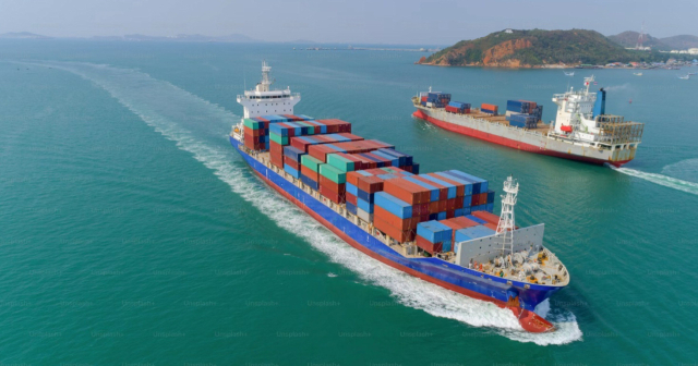 남해안 어디라고 해도 낯설지 않은 이곳은 북극해 노바야제믈랴 근처 해상이다. 유빙 없는 9월 중국 뉴뉴쉬핑 소속 두 선박이 유유히 랑데뷰하고 있다. 올 여름 한국 시범운항선도 이 뱃길을 지날 예정이다. 스캔드아시아 제공