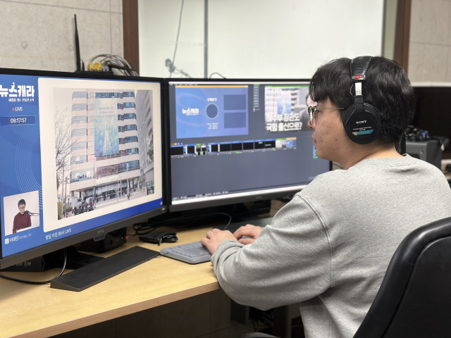 TV방송국 개국과 맞물려 선보이는 신규 콘텐츠인 ‘뉴스캐라’의 첫방송이 지난 31일 <부산일보> 스튜디오에서 생방송으로 진행되고 있다.