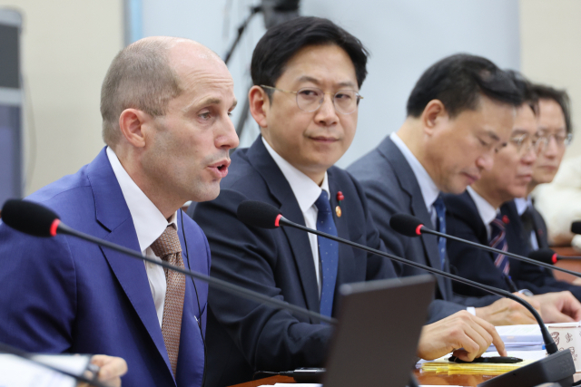 해롤드 로저스 쿠팡 임시대표가 지난해 12월 31일 국회 과학기술정보방송통신위원회에서 열린 쿠팡 침해사고 및 개인정보 유출, 불공정 거래, 노동환경 실태 파악과 재발 방지 대책 마련을 위한 청문회에서 위원 질의에 답하고 있다. 이날 청문회에는 '쿠팡 사태 범정부 TF' 팀장인 배경훈 부총리 겸 과학기술정보통신부 장관을 비롯해 김종철 방송미디어통신위원장, 김영훈 고용노동부 장관, 주병기 공정거래위원장, 임광현 국세청장, 이억원 금융위원장, 김진아 외교부2차관, 유재성 경찰청장 직무대행 등이 출석했다. 연합뉴스