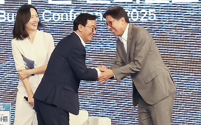 부산일보사와 부산시, 부산교육청이 주최한 ‘2025 스케일업 부산 컨퍼런스’가 지난해 부산 해운대구 웨스틴조선 부산 그랜드볼룸에서 열렸다. 전재수 해양수산부 장관과 박형준 부산시장이 해수부 이전으로 여는 글로벌 해양강국의길을 주제로 대담을 마치고 악수하고 있다. 김종진 기자 kjj1761@
