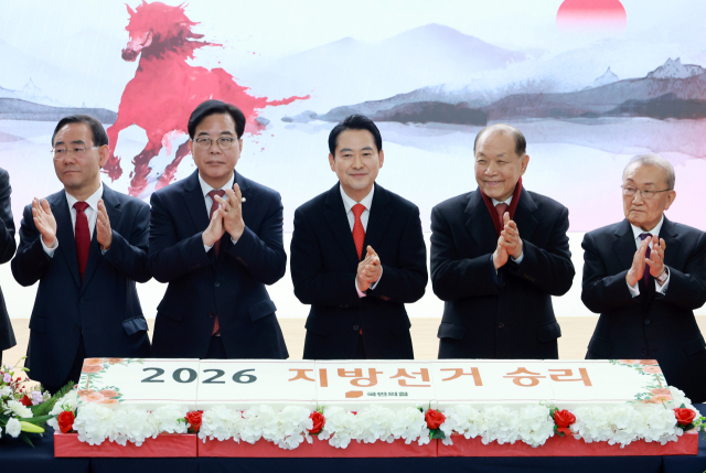 새해 첫날인 1일 국민의힘 장동혁 대표가 서울 여의도 중앙당사에서 열린 신년 인사회에 참석해 손뼉치고 있다. 연합뉴스