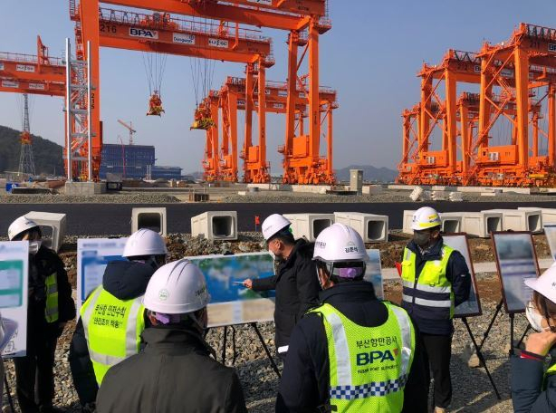 2026년 상반기에 적용하는 항만 및 어항공사 315개 공종(工種)에 대한 표준시장단가가 2025년 하반기 대비 약 7.9% 상승했다. 사진은 항만 건설현장 점검 모습. 부산항만공사(BPA) 제공