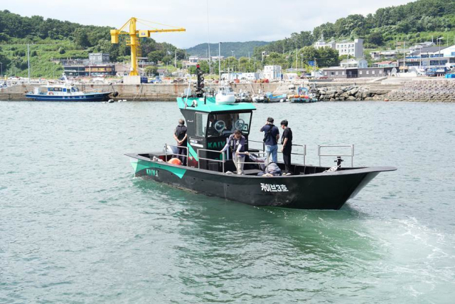 지난해 8월 부산 강서구 천성항에서 경남 지역 어업인을 대상으로 열린 국내 최초 HDPE(고밀도 폴리에틸렌) 어선 ‘카이브 3호’ 승선 체험 모습. 한국해양교통안전공단(KOMSA)은 올해 HDPE 소형어선 보급 활성화 위한 구조 기준 개정 등 친환경적이면서 효율적인 어선 개발에 주력할 계획이다. KOMSA 제공