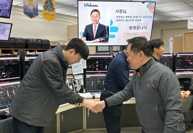 SK이노베이션 장용호 총괄사장이 2026년 새해 첫 날인 지난 1일 SK이노베이션 울산 콤플렉스를 찾아 안정조업과 운영개선(O/I)에 최선을 다해준 구성원들을 격려하고 있다. SK이노베이션 제공
